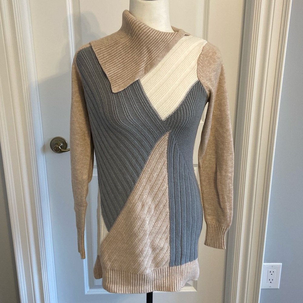 Super Soft Le Chateau Tunic Sweater with Foldover Split Neck Detail. Sz Medium.